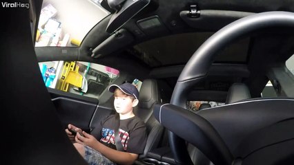 Un père un peu taquin piège son gamin avec le pilote automatique de sa voiture TESLA!!!