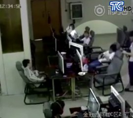 Joven sufre descarga eléctrica en un cyber