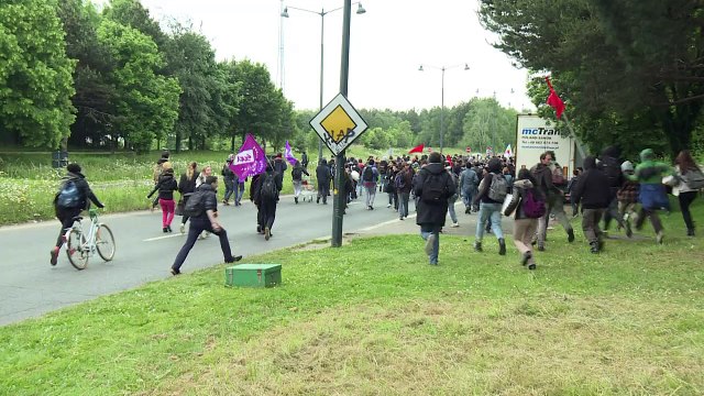 Loi travail: charge policière contre des manifestants à Rennes