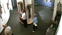 Cet homme n'aurait dû jamais toucher une horloge exposée dans ce musée