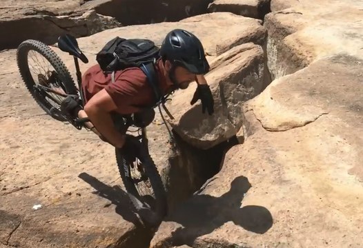 En vélo il rate son saut et manque de tomber d'une falaise!