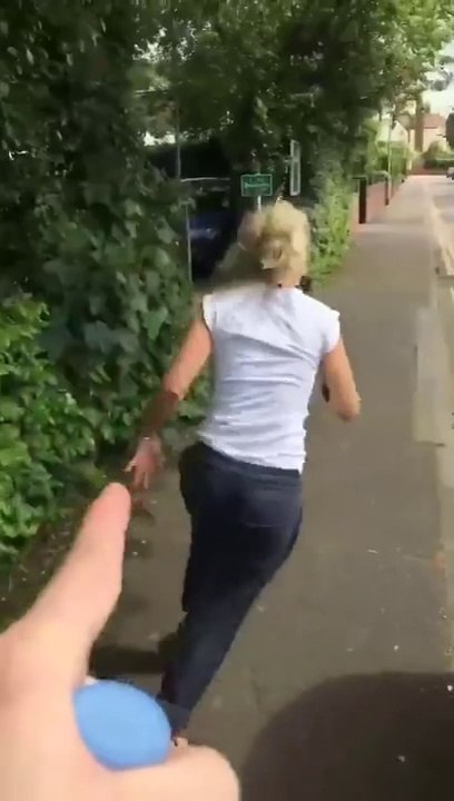 Il s’amuse à faire flipper sa petite amie sexy... Tellement drôle!