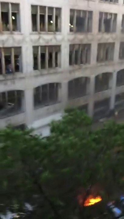 Témoin d'un accident dramatique : 4 voitures chutes du haut d'un parking...