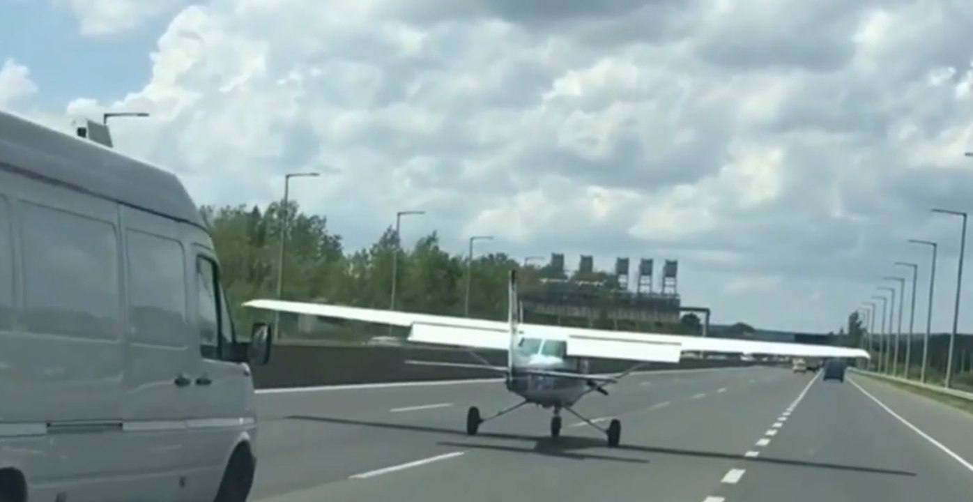 Un avion se pose sur l’autoroute en urgence.