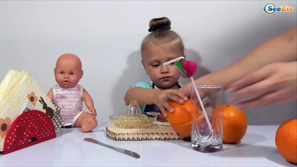 ✔ La muñeca Baby Born y la niña Yaroslava preparan zumo de naranja / Vídeo de las niñas ✔
