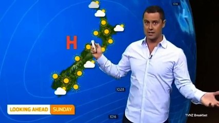 Un présentateur météo devant une forme suggestive à la télévision - Regardez