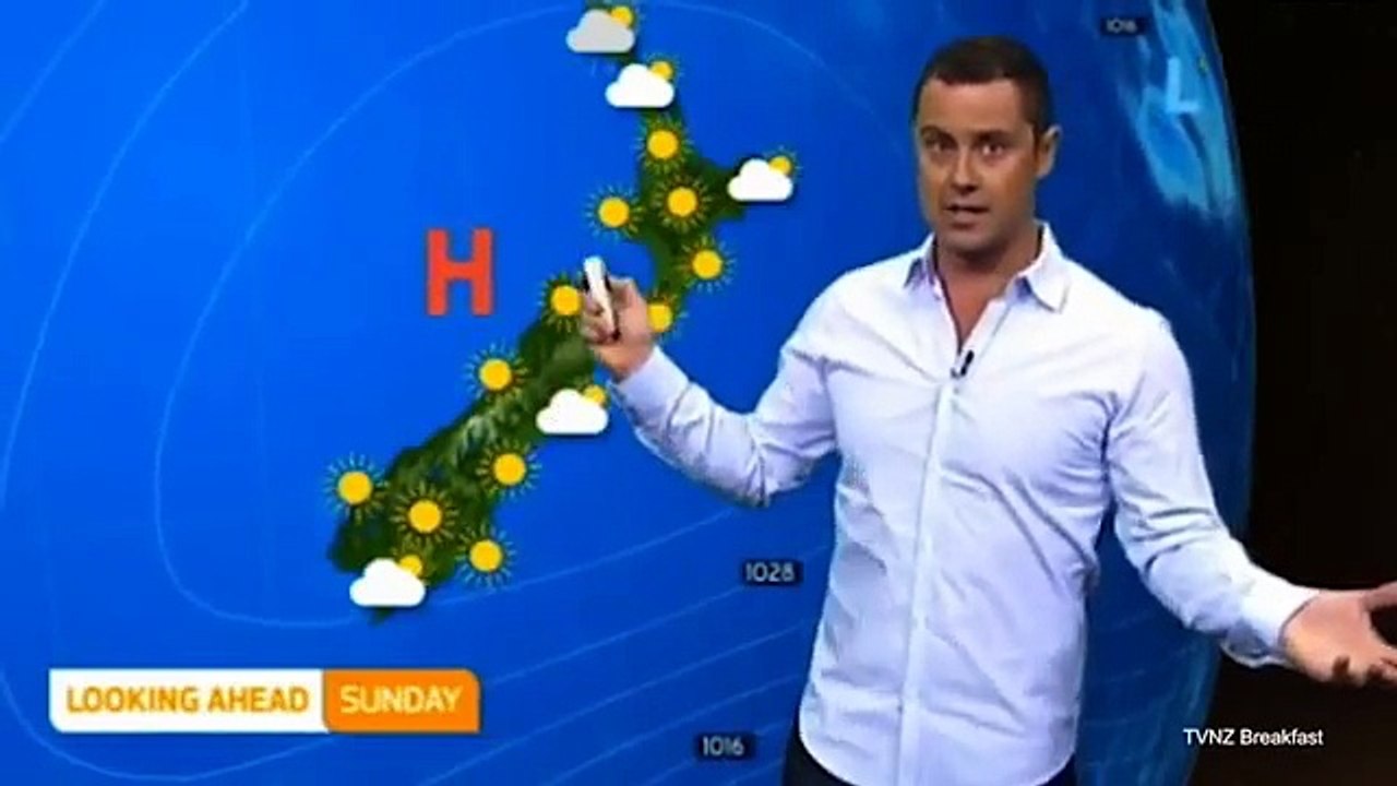 Un présentateur météo devant une forme suggestive à la télévision - Regardez