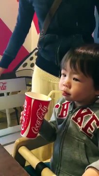 Noyade en direct d'un gamin au restau... Ahahah