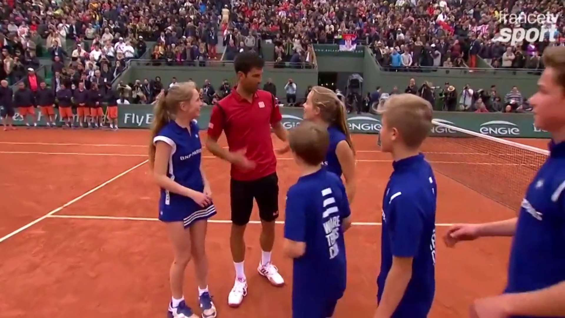 Novak Djokovic appele les ramasseurs de balle pour feter sa qualification  en final de Roland-Garros 2016 - Vidéo Dailymotion
