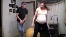 Elle est enceinte de jumeaux de 40 semaines, mais lorsqu'elle soulève son chandail: INCROYABLE!