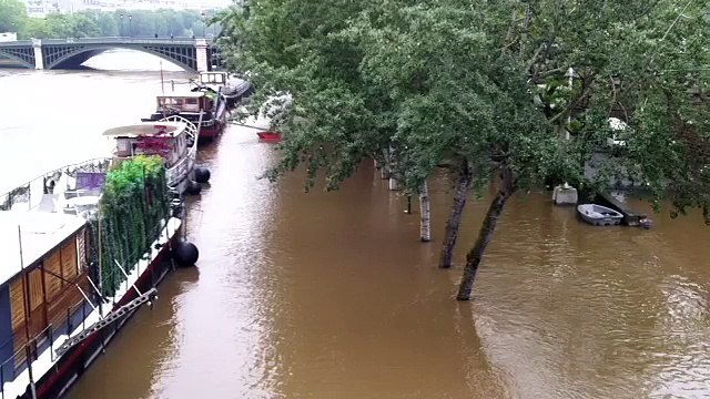 Crue de la Seine à Paris - Le quai de la Tournelle entièrement inondé