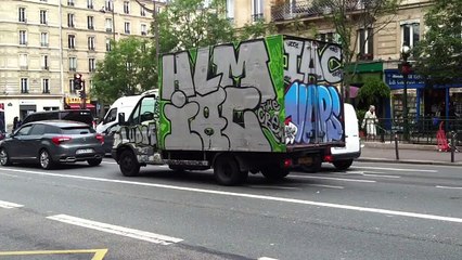 Un camion de livraison entièrement recouvert de graffitis (Paris, avenue des Gobelins)