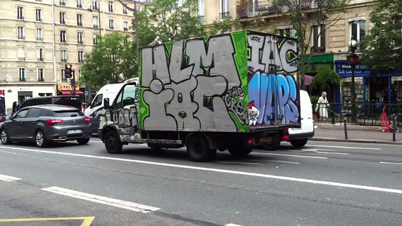 Un camion de livraison entièrement recouvert de graffitis (Paris, avenue des Gobelins)
