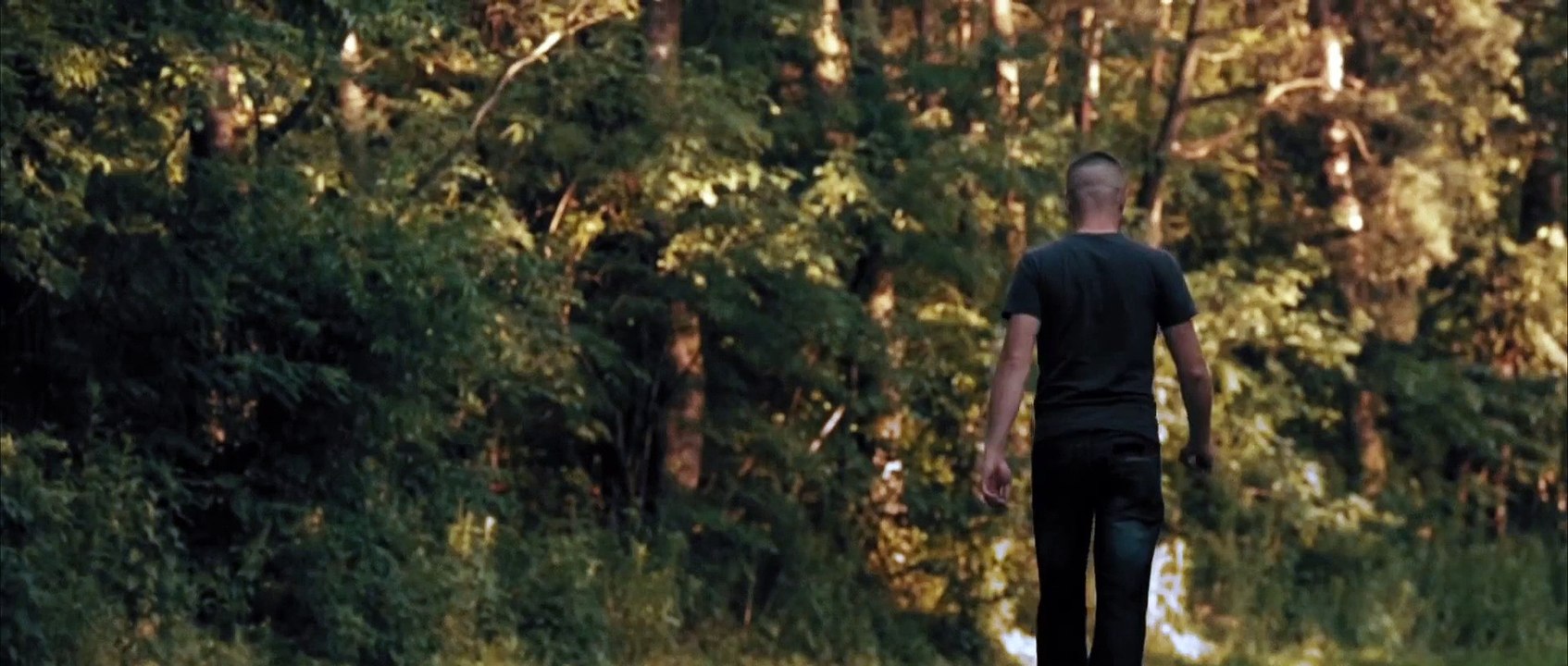 Nie dbam co myślisz o mnie, co jest Ci nie wygodne Jebie zdania postronne - to zapamiętaj Czy słucha mnie ten koleś z emo grzywką na czole Dla mnie już dawno poległ - to zapamiętaj Że mówisz do mnie Ziomie, gdy w środku ciśniesz po mnie Słodkie słówka pie