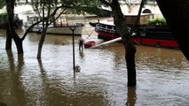 Crue de la Seine à Paris - Les propriétaires de péniches bien en peine pour rejoindre la terre ferme