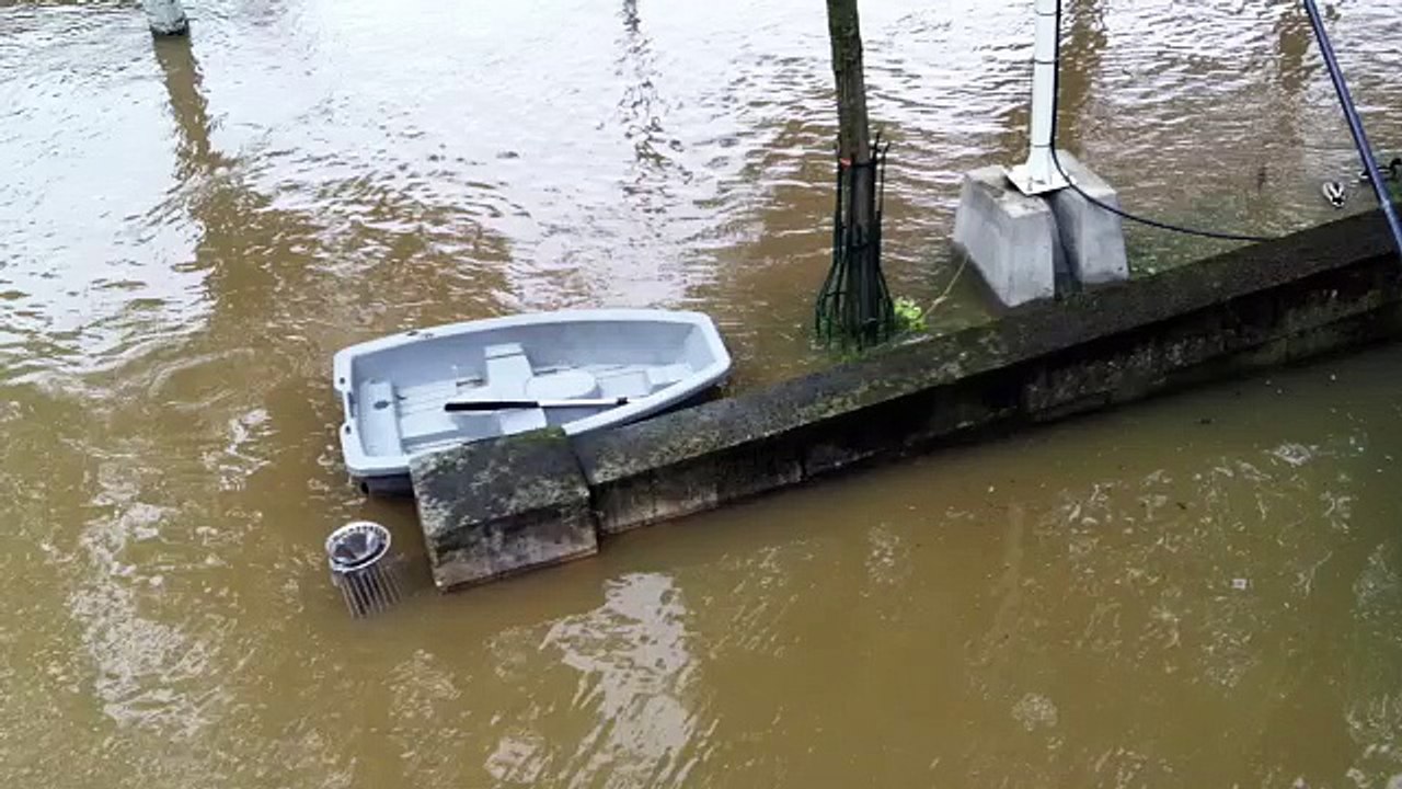 Crue de la Seine à Paris - la circulation sur les quais se fait désormais en barque pour les propriétaires de péniche