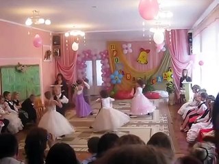 Вальс на выпускном в детском саду.Браво деткам, воспитателям и хореографу! Молод