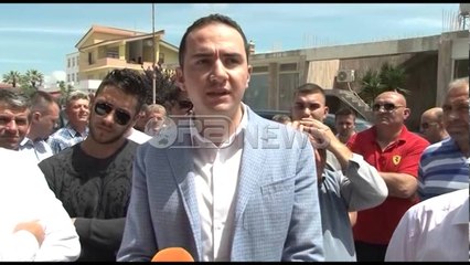 Ora News -  Banorja e Divjakës në mbrojtje të kryebashkiakut, por qëllohet me shishe uji