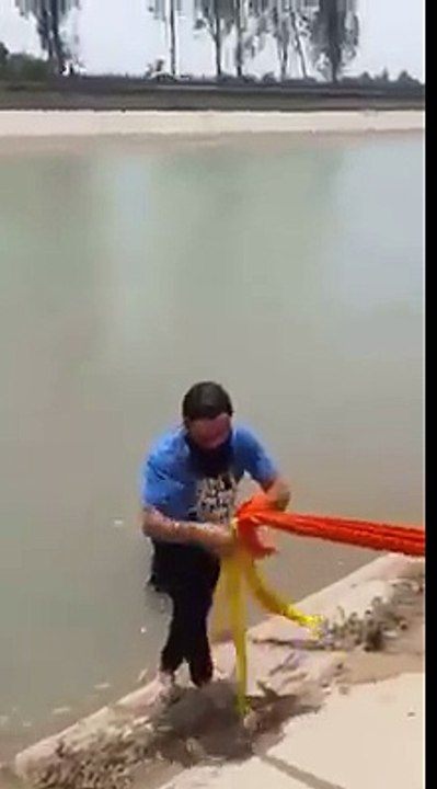 A Sikh Boy save Life of a Dog with His Turban-Must Watch and Share