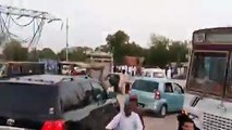عمران خان کی بغیر کسی پروٹوکول کے عام آدمی کی طرح اکیلے ہی گاڑی میں لاہور کی جانب روانہ ہونے کی ویڈیو، راستے میں ٹریفک ک