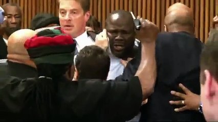 Pai ataca assassino da filha em tribunal