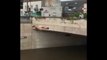 Inondations en France : des jeunes plongent dans l'eau à Orléans