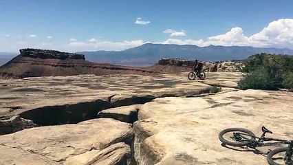 Mira cómo este ciclista casi se cae al vacío por un acantilado