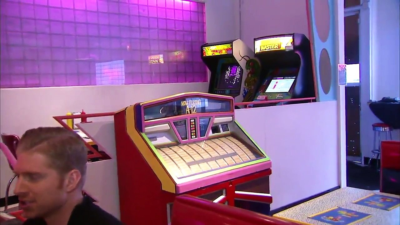 SAVED BY THE MAX - Inside Chicago's 'Saved By The Bell' Themed Restaurant