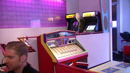 SAVED BY THE MAX - Inside Chicago's 'Saved By The Bell' Themed Restaurant