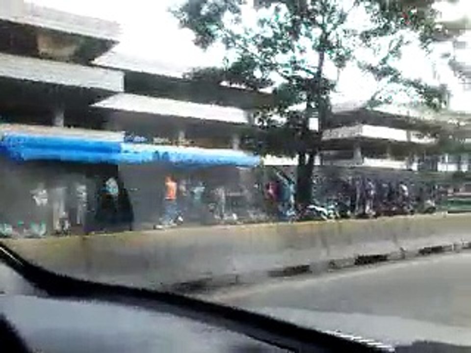 La larga cola para comprar alimentos que se formó en Los Teques