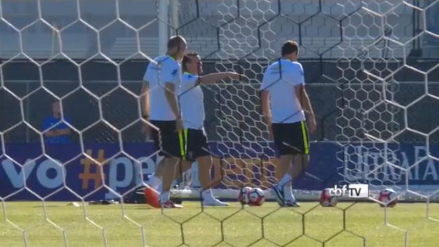 Dunga, Ceni e Taffarel brincam de altinha em treino da Seleção