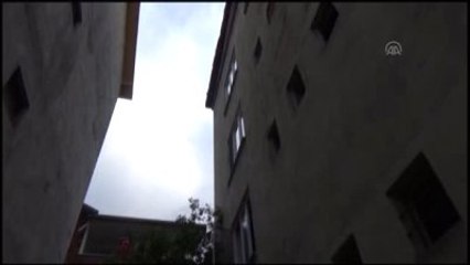 Cam Silerken Düşen Kız Çocuğu Ağır Yaralandı