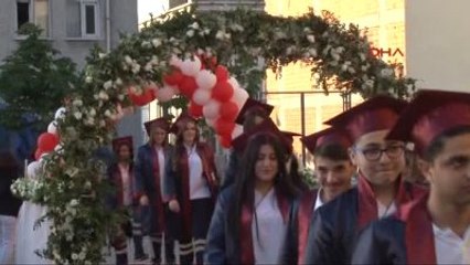 2-Bağcılar Aydın Doğan Mesleki ve Teknik Anadolu Lisesi'nde Mezuniyet Sevinci