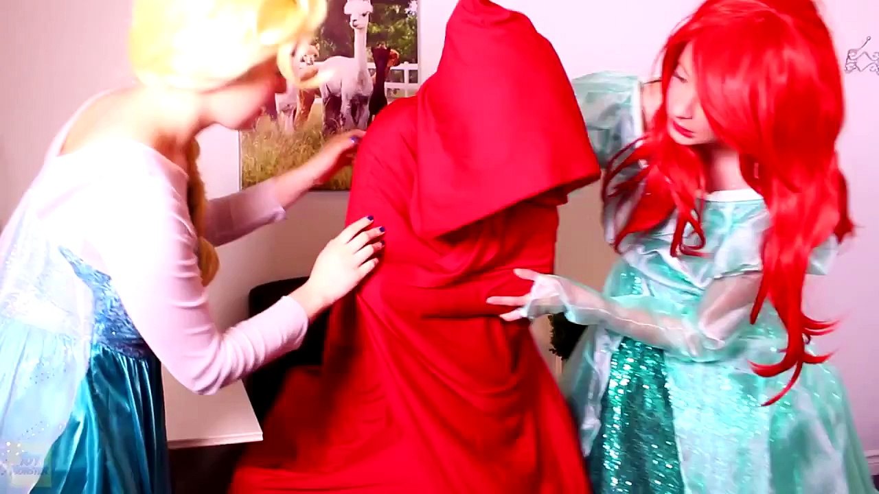 Spiderman & Frozen Elsa Mermaid & Ariel vs Ursula! Superhero Fun in Real Life