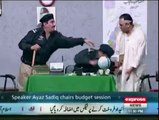 Aftab Iqbal Depicts exactly what Punjab Police do with Fruit Sellers!