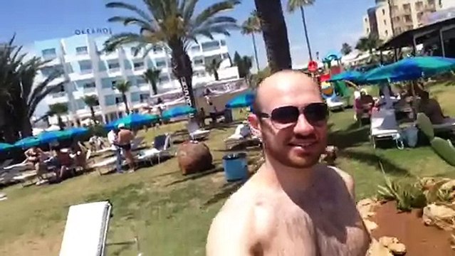 Прохладная вода на пляже Nissi Beach. Ayia Napa, Cyprus,