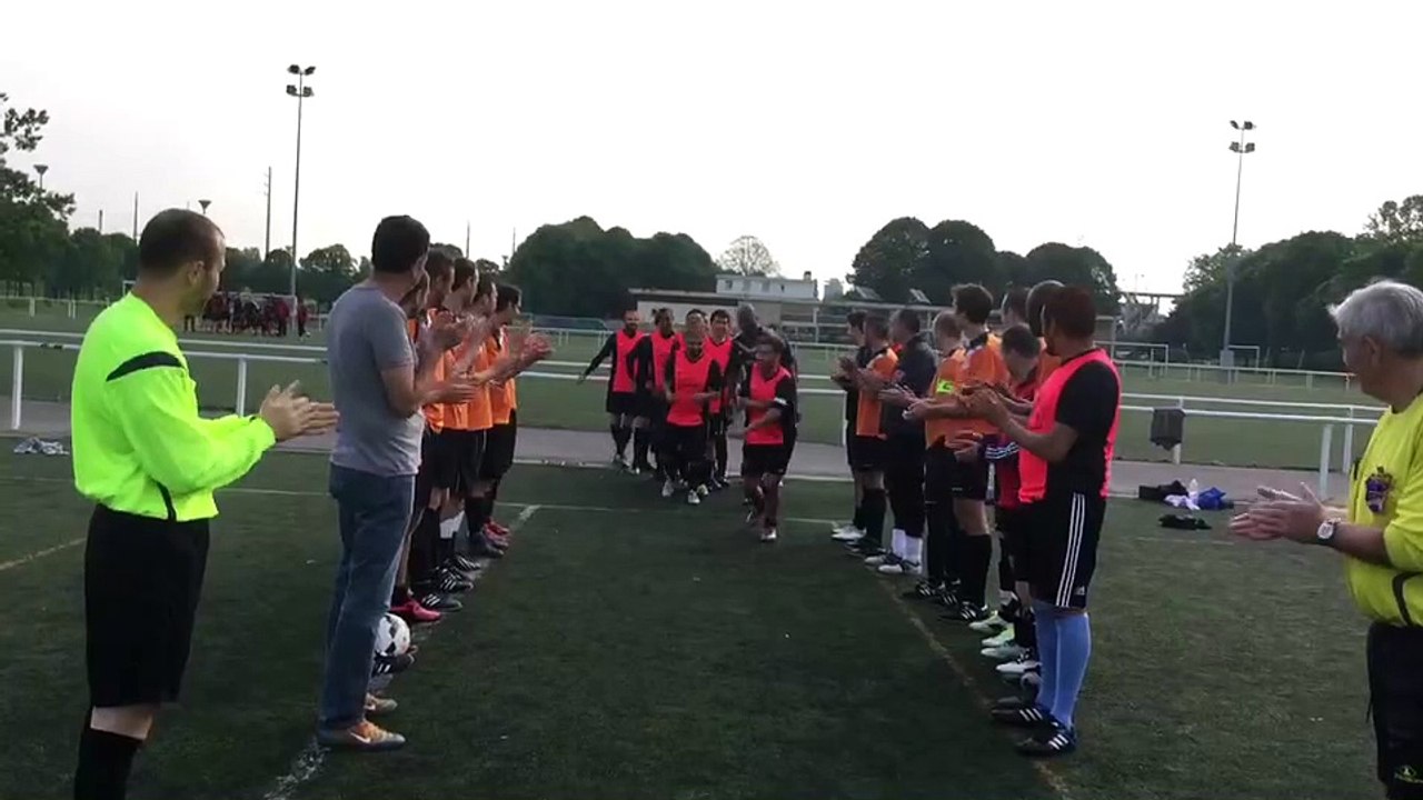 TITRE 2016 DE L'AS PLUS LOIN B FOOT A 11 - Haie d'honneur des joueurs du RAPID VAL DE MARNE