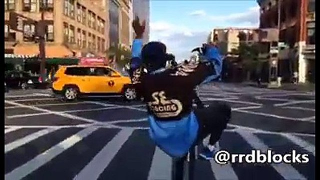 Ce mec fait des show incroyables en roulant avec une seule roue de vélo