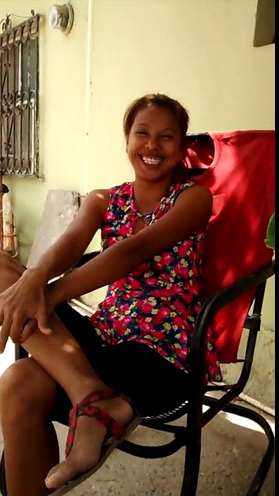 Mi marido divirtiéndose con mi hijas quebrando la piñata por ser día de los niños y niñas(2)