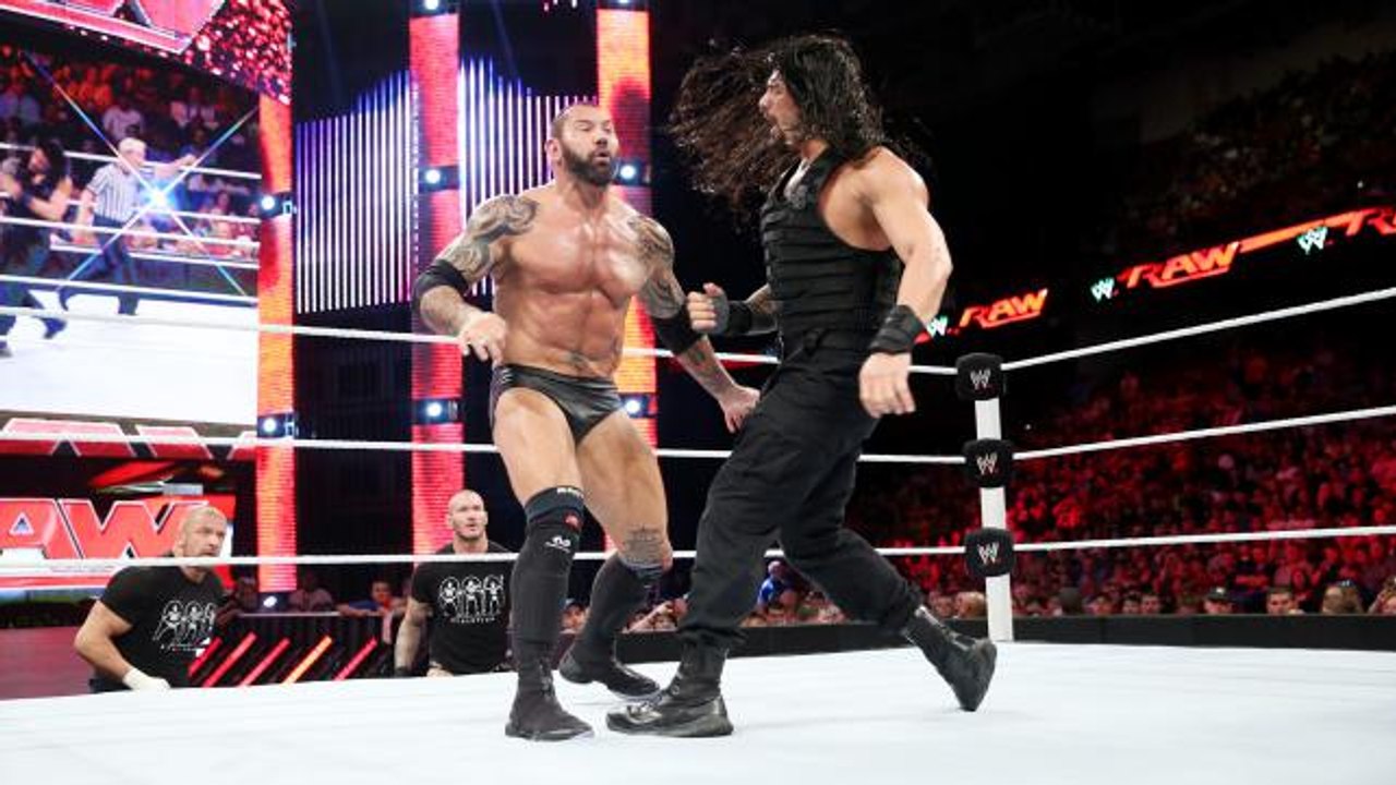 Batista vs Roman Reigns - RAW WWE