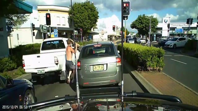 Road rage : cet automobiliste attaqué panique et fonce sur une voiture pour s'échapper