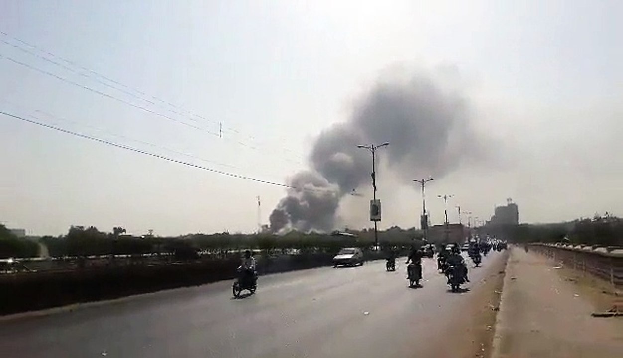 Fire erupts at PIA engineering facility in Karachi (4 June 2016)