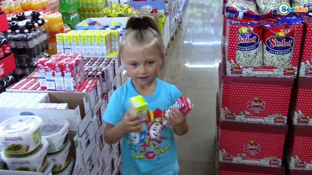 Spiderman, Ярослава и кукла Беби Борн! Видео для детей. Человек Паук – нянька для куклы.