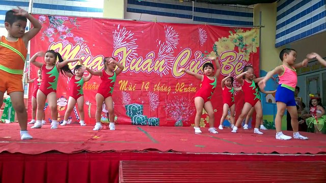 Nhảy aerobic LK Xúc xắc xúc xẻ - Ngày tết quê em của các bé mẫu giáo cực đáng yêu.