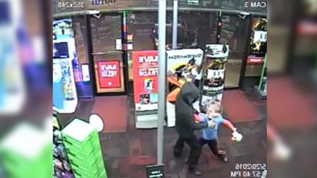 Un garçon de 7 ans frappe un cambrioleur lors d'un braquage