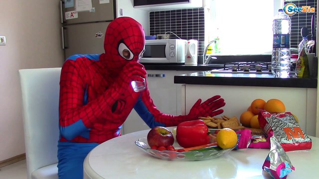 Spiderman & Batman. Бэтмен спасает Человека Паука. Ярослава и Супергерои. Видео для детей