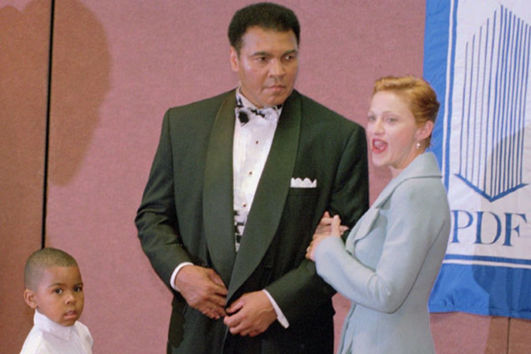 Madonna presenting Parkinson award to Muhammad Alì -Cassius Clay- 1995