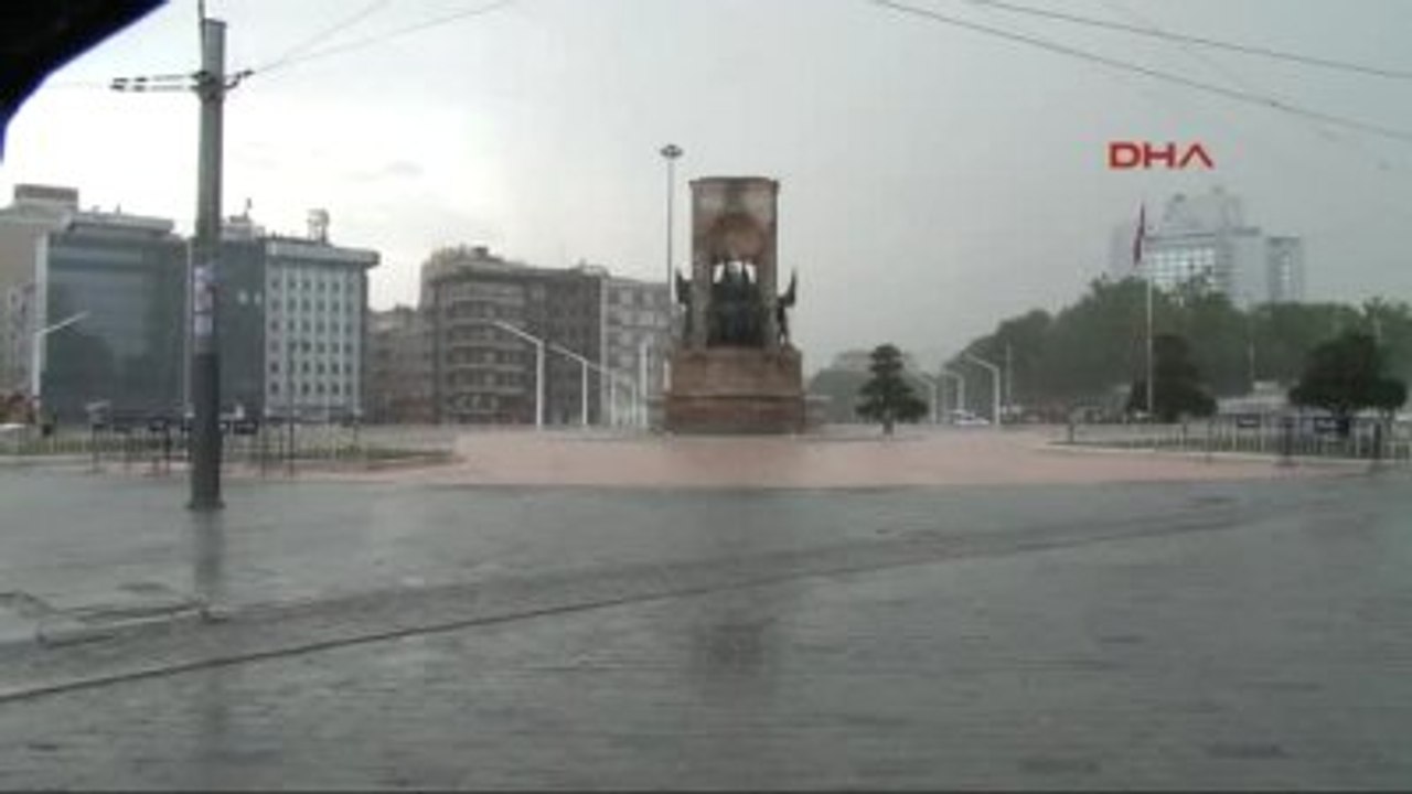 Taksim'de Sağanak Yağmurla Birlikte Vatandaşların Zor Anları