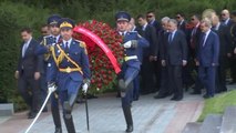 Başbakan Binali Yıldırım Haydar Aliyev'in Mezarını Ziyaret Etti