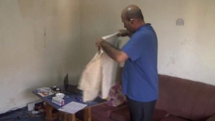 İranlı Sığınmacı Protesto İçin Ağzını ve Kulaklarını Dikti